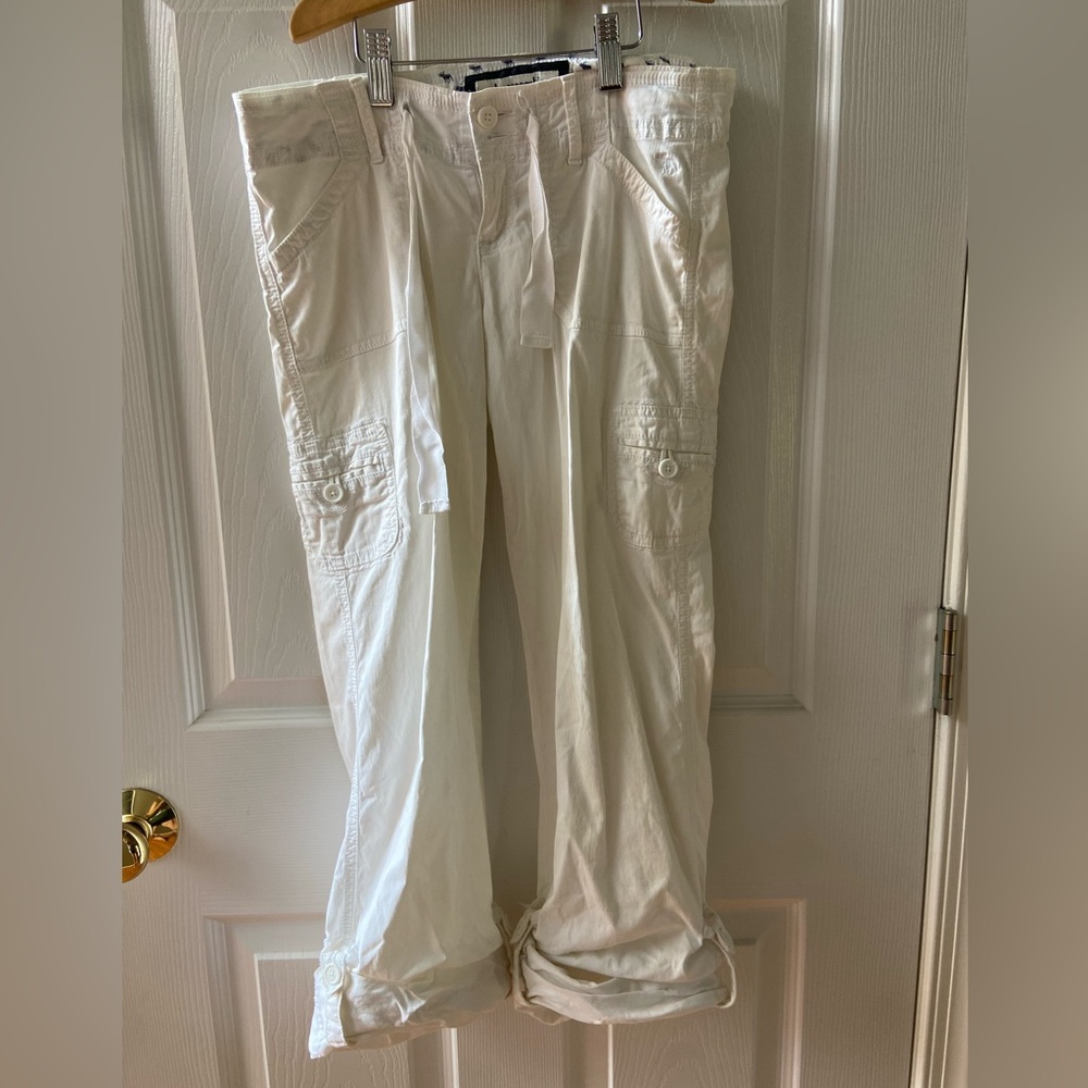 Lightweight pants with pockets on the leg. 6 pockets total.